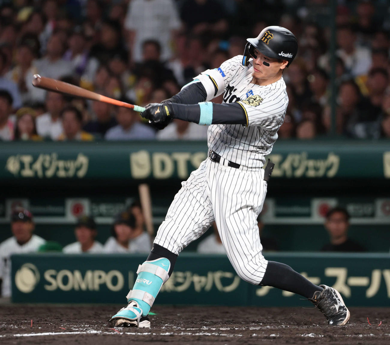 阪神対巨人　4回裏阪神無死一類、佐藤輝は中前打を放つ（撮影・西尾就之）