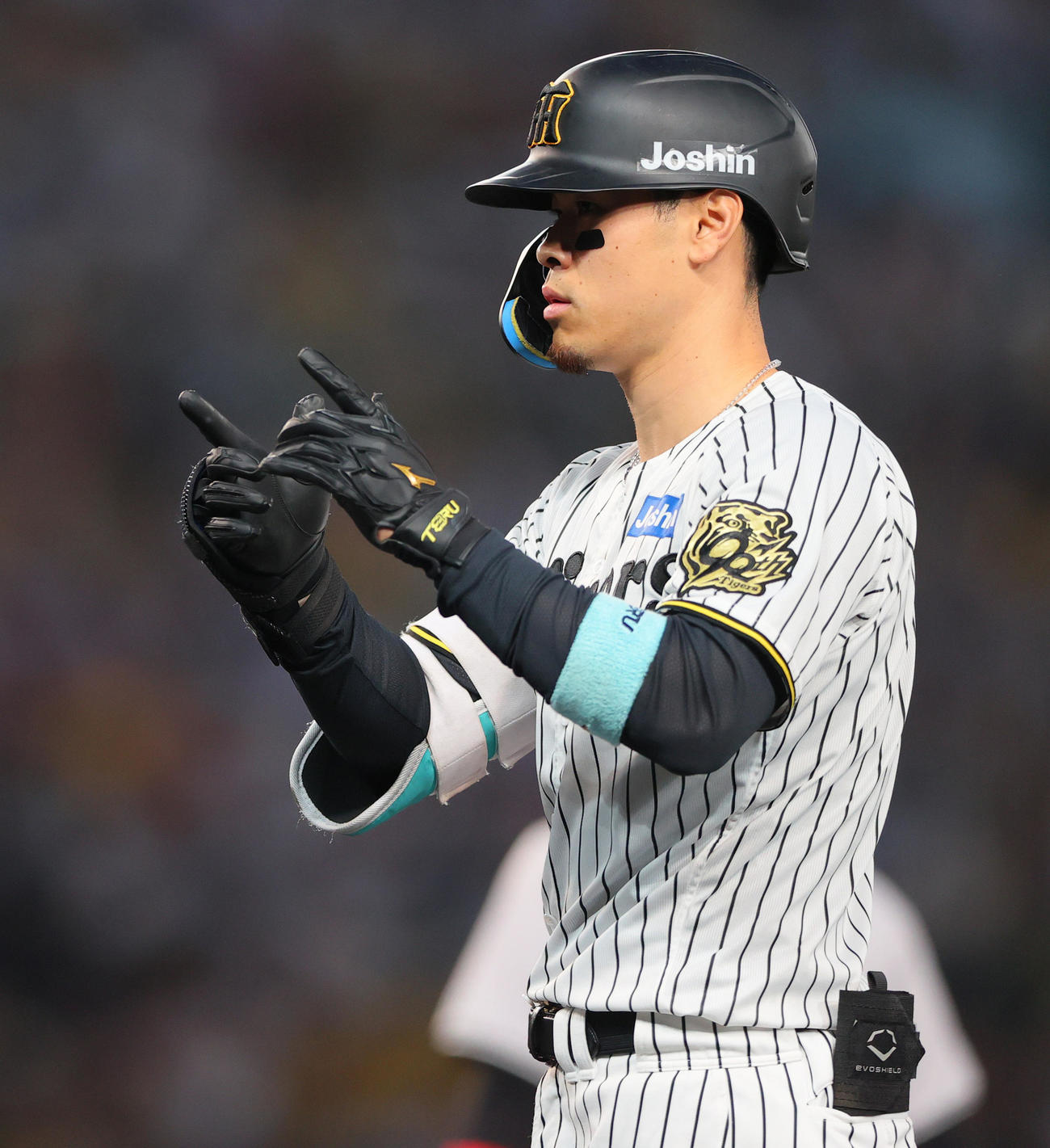 阪神対巨人　4回裏阪神無死一塁、佐藤輝は中前打を放ちベンチに向かってポーズする（撮影・上山淳一）