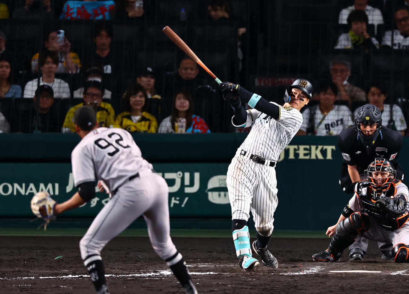 阪神対巨人　11回裏阪神無死、佐藤輝は安打を放つ（撮影・上田博志）