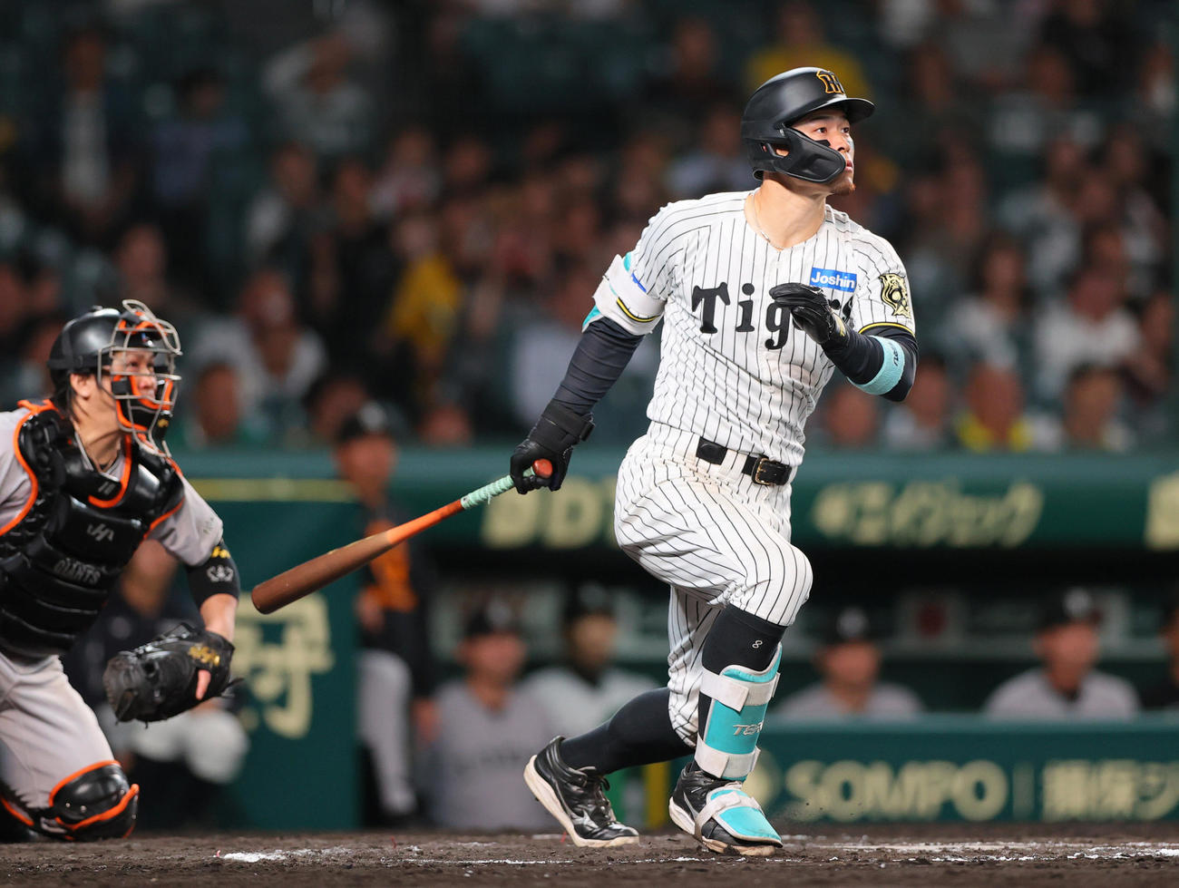 阪神対巨人　11回裏阪神無死、佐藤輝は右前打を放つ（撮影・上山淳一）