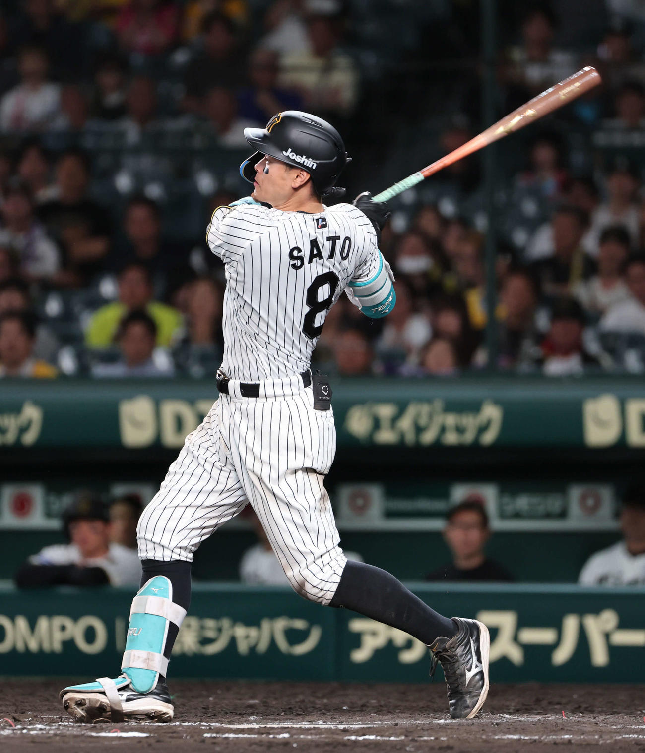 阪神対巨人　11回裏阪神無死、佐藤輝は右前打を放つ（撮影・西尾就之）