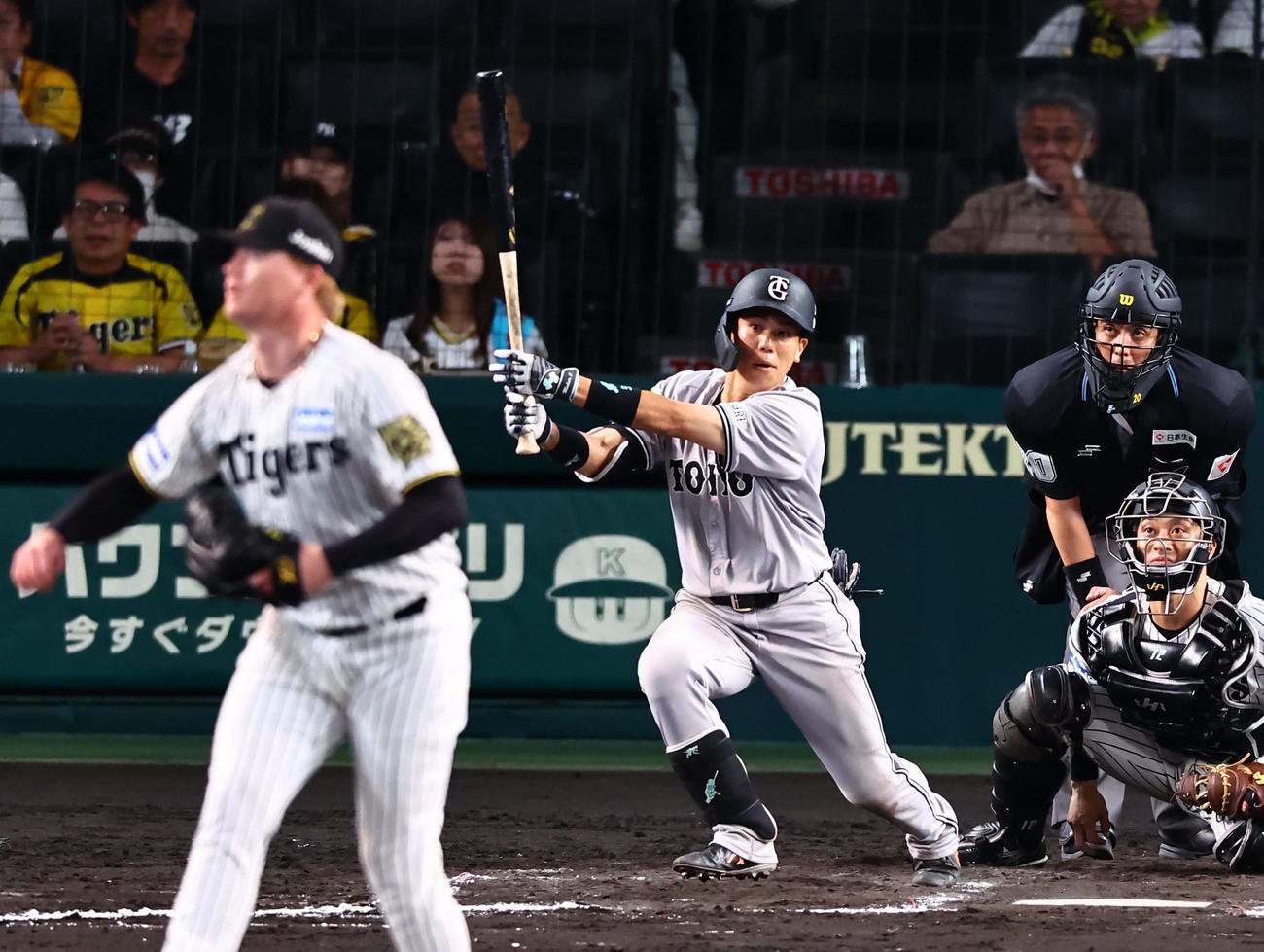 阪神対巨人　11回表巨人2死二塁、門脇は勝ち越し適時三塁打を放つ（撮影・上田博志）
