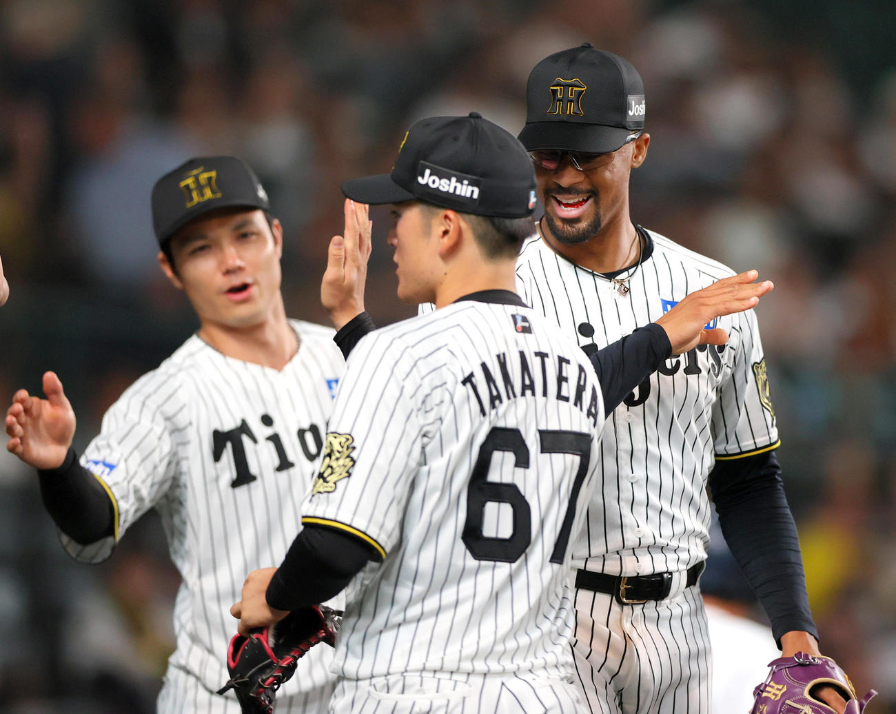 阪神対巨人　6回表巨人2死、デュプランティエ（右）は浅野の遊ゴロを好捕した高寺（手前）を笑顔で出迎える（撮影・上山淳一）