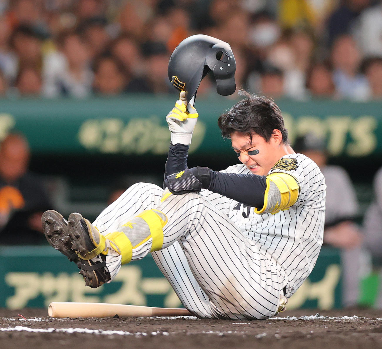 阪神対巨人　8回裏阪神無死満塁、自打球で痛がる森下（撮影・上山淳一）