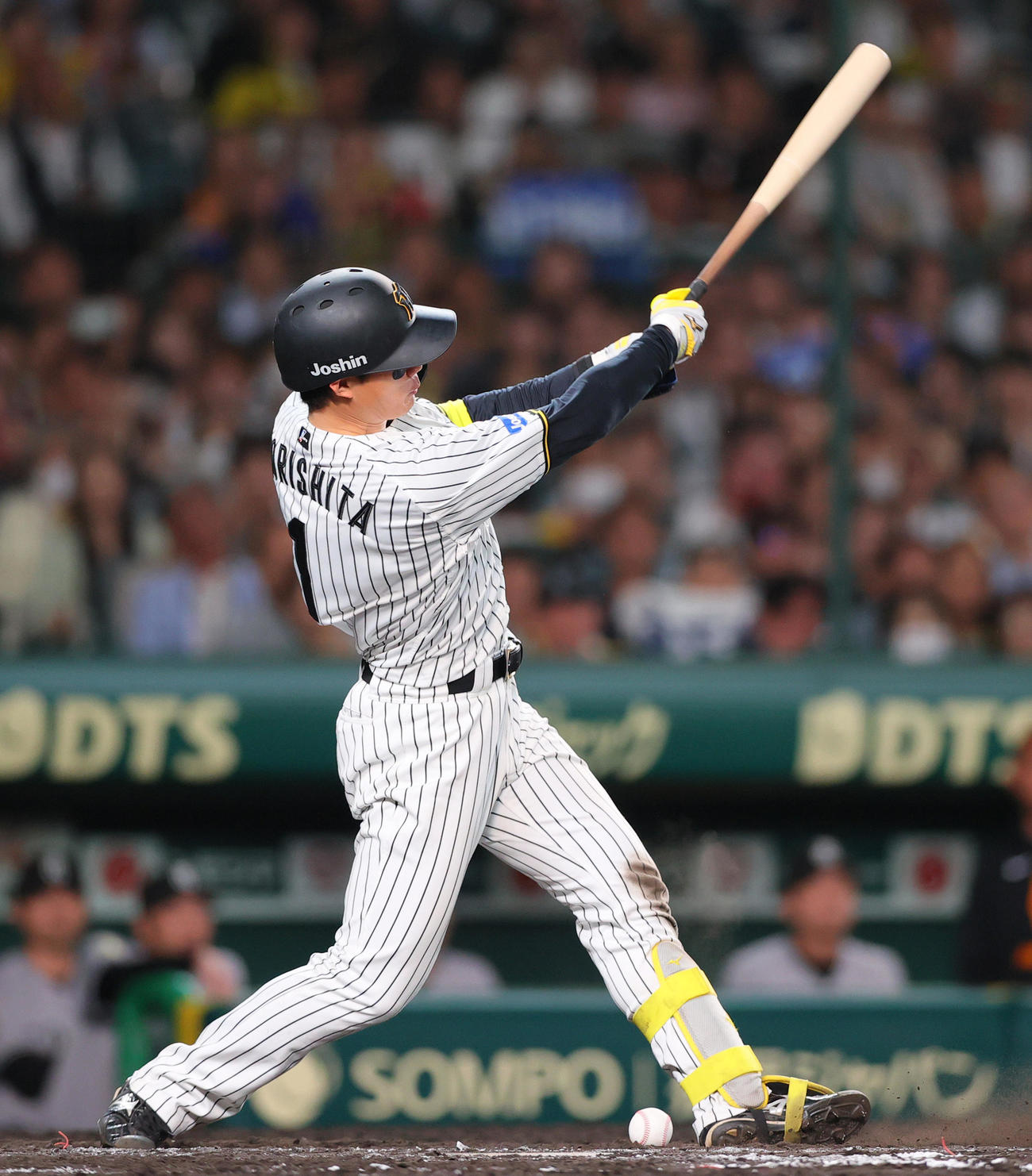 阪神対巨人　8回裏阪神無死満塁、自打球する森下（撮影・上山淳一）