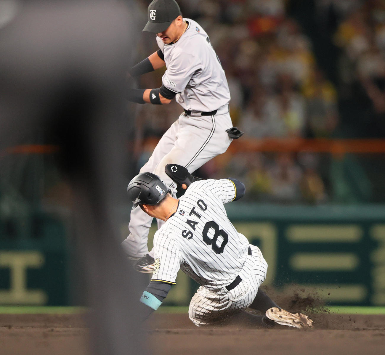 阪神対巨人　11回裏阪神無死、大山は三振に倒れ、一走佐藤輝（下）は二盗を決める（撮影・上山淳一）