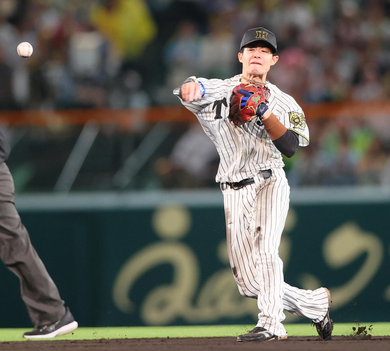 阪神対巨人　10回表巨人2死、中野は中山の打球に飛びつくも一塁は間に合わず二塁内野安打となる（撮影・上山淳一）
