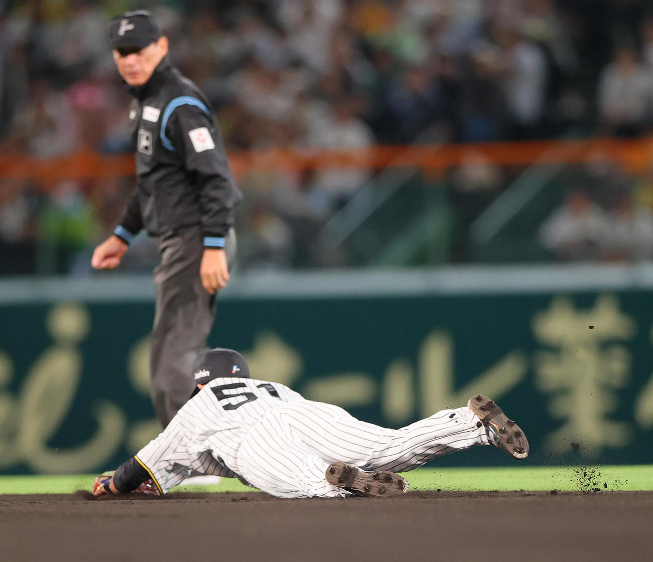 阪神対巨人　10回表巨人2死、中野は中山の打球に飛びつくも一塁は間に合わず二塁内野安打となる（撮影・上山淳一）