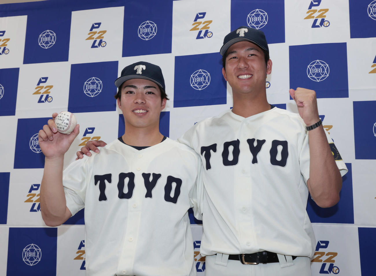 東洋大対中大　本塁打のボールを持つ東洋大・山田（左）と島田はガッツポーズする（撮影・柴田隆二）