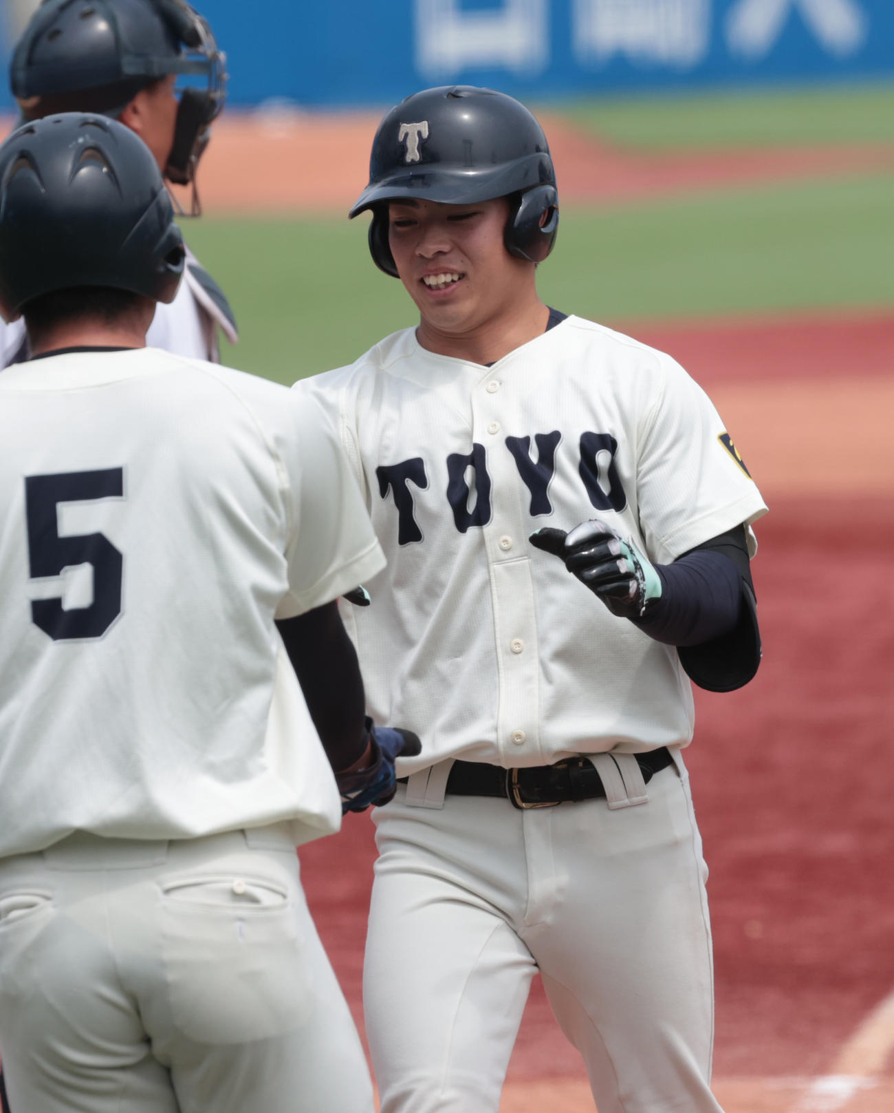 東洋大対中大　5回表東洋大2死一塁、山田は左越えに本塁打を放ち生還する（撮影・柴田隆二）