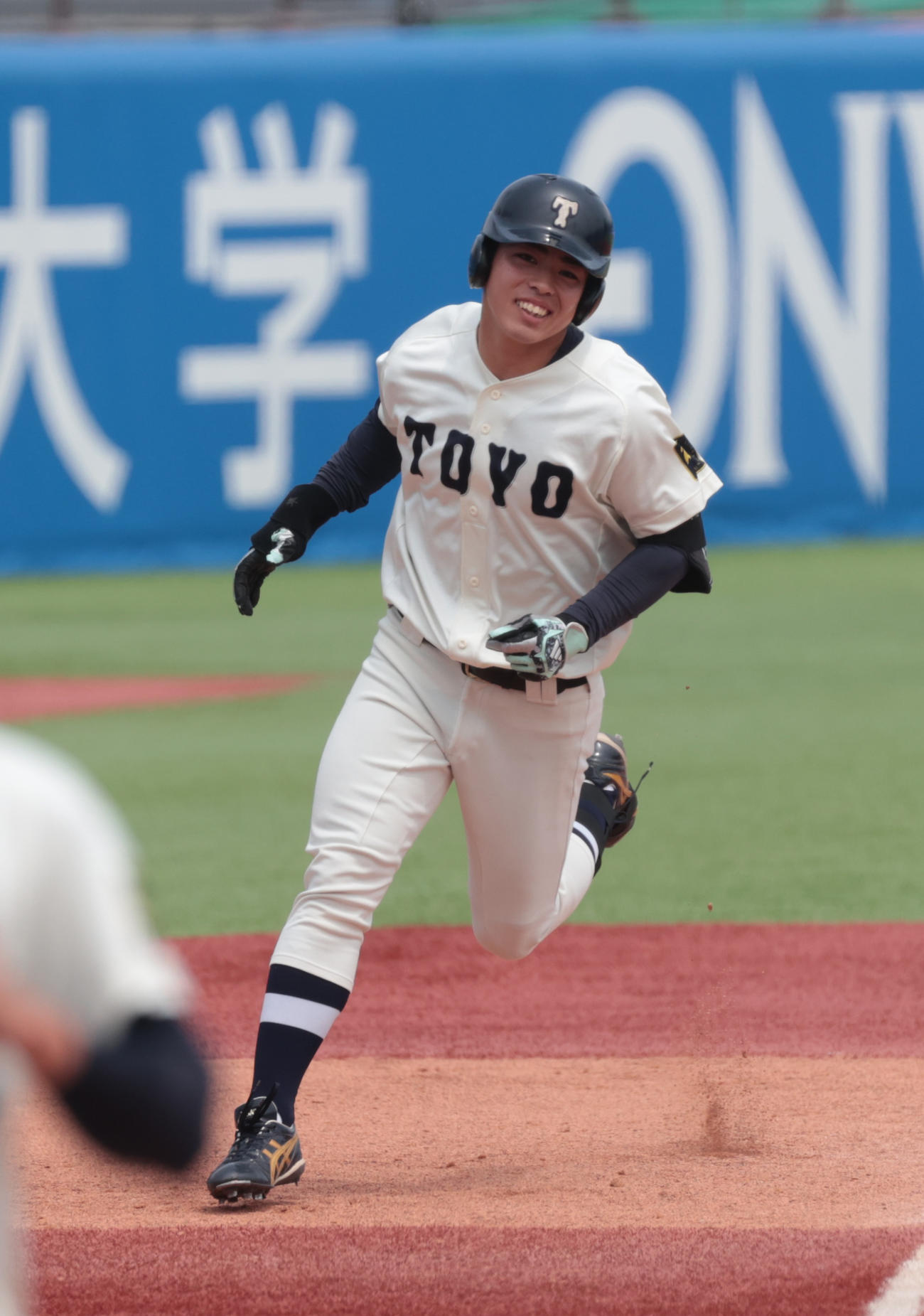 東洋大対中大　5回表東洋大2死一塁、山田は左越えに本塁打を放ち生還する（撮影・柴田隆二）