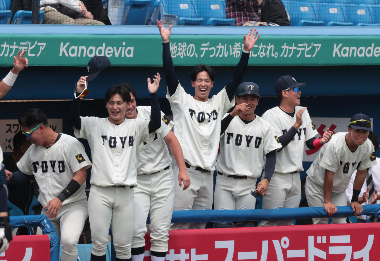 東洋大対中大　5回表東洋大2死一塁、山田の左越え本塁打に喜ぶ東洋大ナイン（撮影・柴田隆二）
