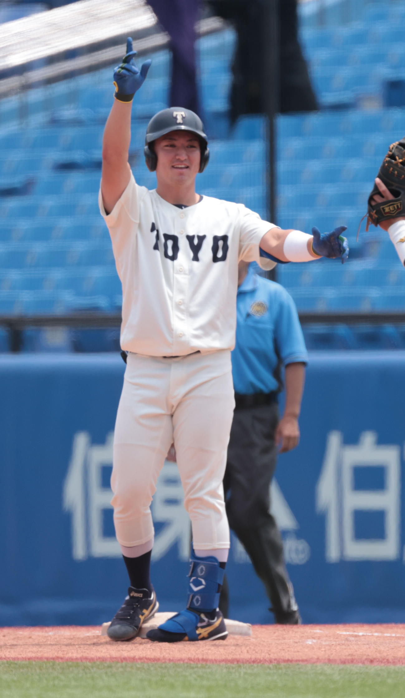 東洋大対中大　8回表東洋大2死一、二塁、代打中村は右前に適時打を放ちポーズを決める（撮影・柴田隆二）