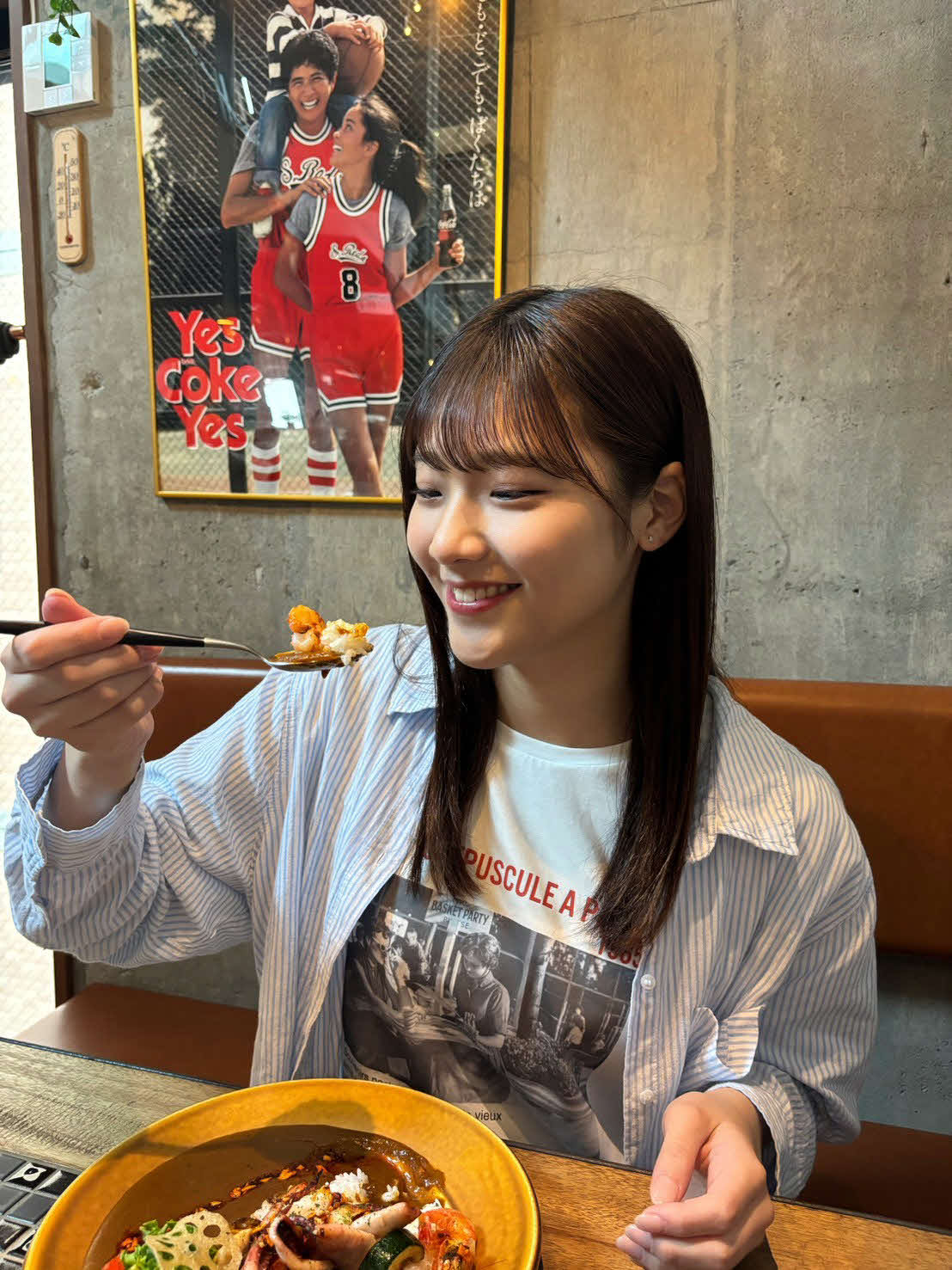 浜カレーを食べる工藤