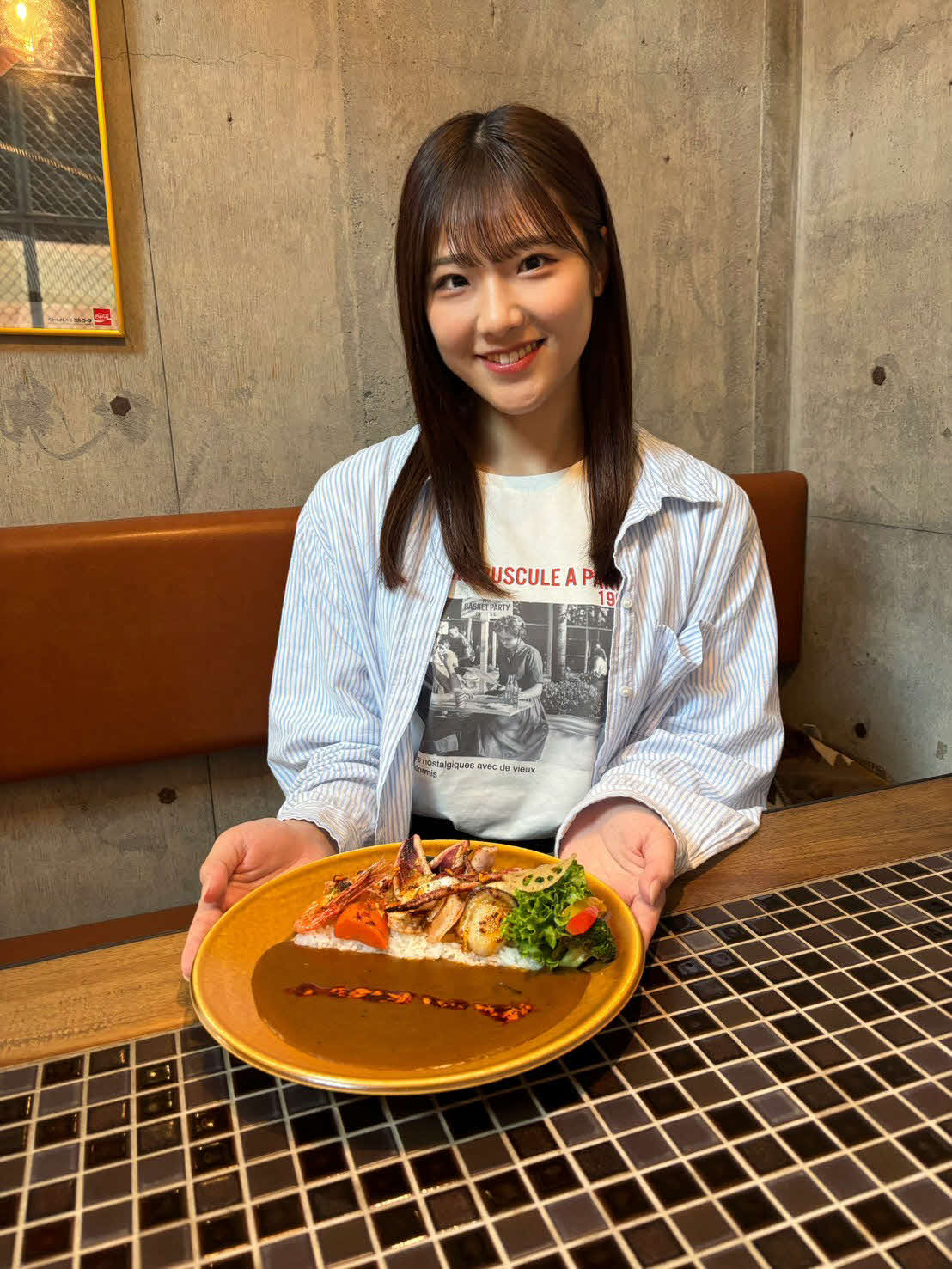 浜カレーをリポートする工藤