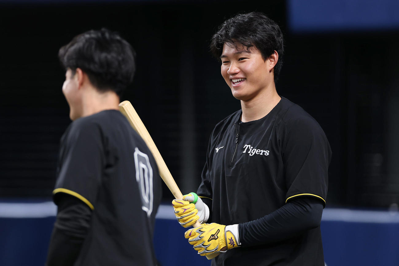 中日対阪神　試合前練習で阪神木浪（左）と談笑する森下（撮影・前田充）
