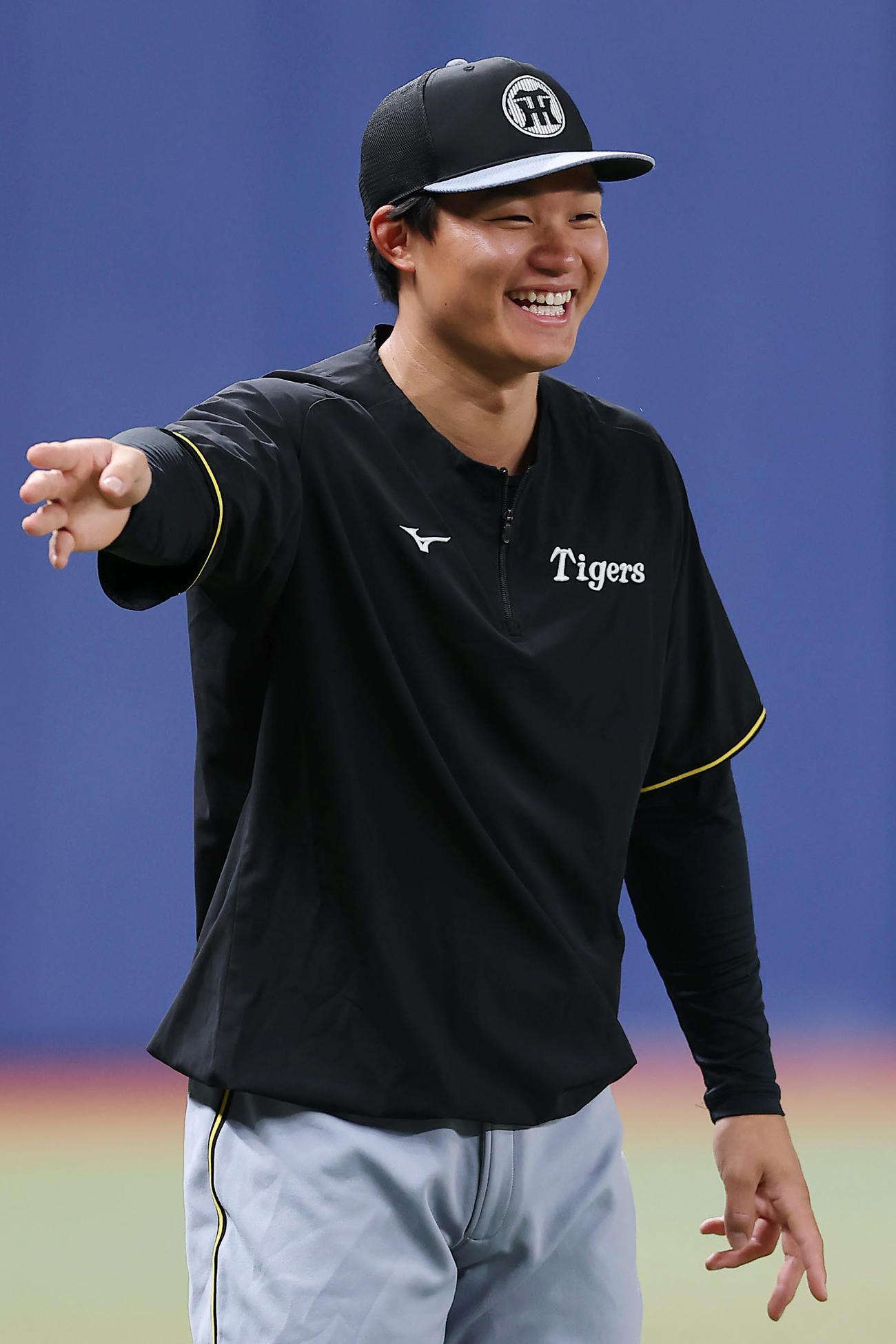 中日対阪神　試合前練習で笑顔を見せる阪神森下（撮影・前田充）