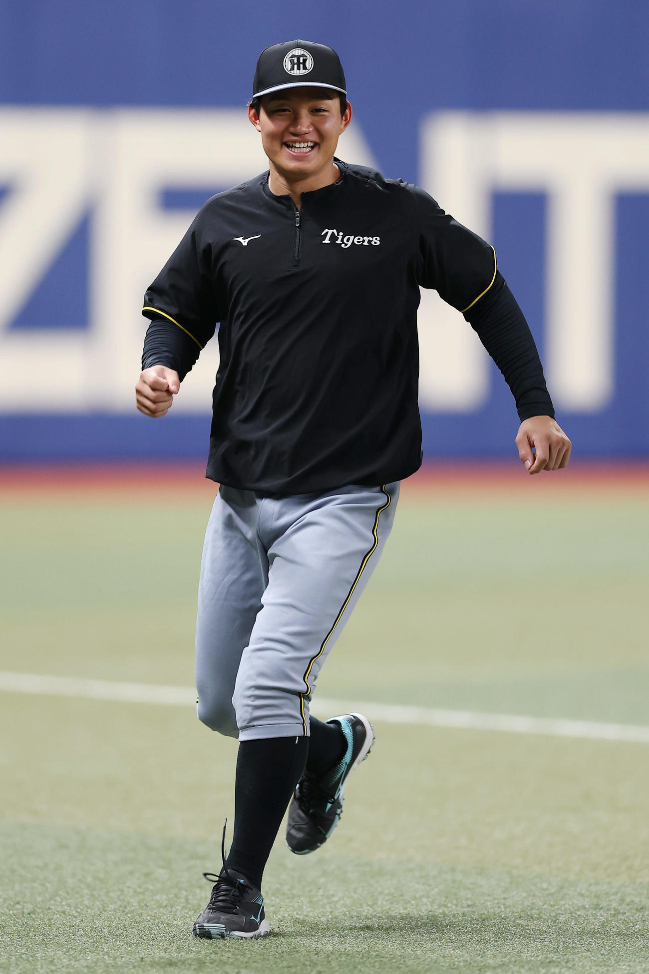 中日対阪神　試合前練習で笑顔を見せる阪神森下（撮影・前田充）