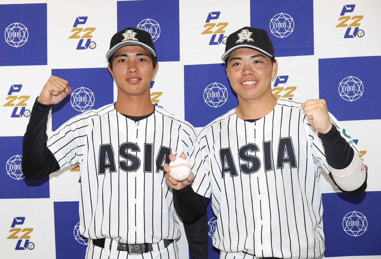 日大対亜大　勝利投手の亜大・山城（左）と本塁打の的場はガッツポーズする（撮影・柴田隆二）