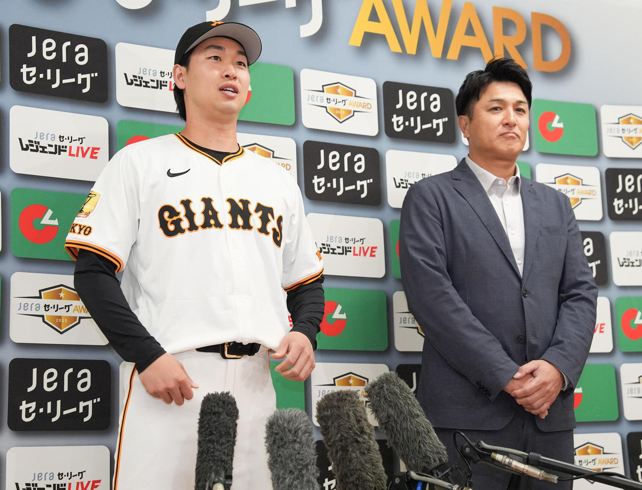「JERAセ・リーグAWARD2025」3、4月度月間大賞に選ばれ、授賞の喜びを語る巨人山崎伊。右は高橋由伸氏（撮影・鈴木みどり）