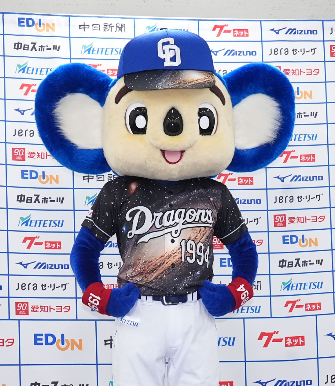 中日対阪神　試合前、「銀河」を表現したデザインの昇竜ユニホームを着こなすドアラ（撮影・森本幸一）