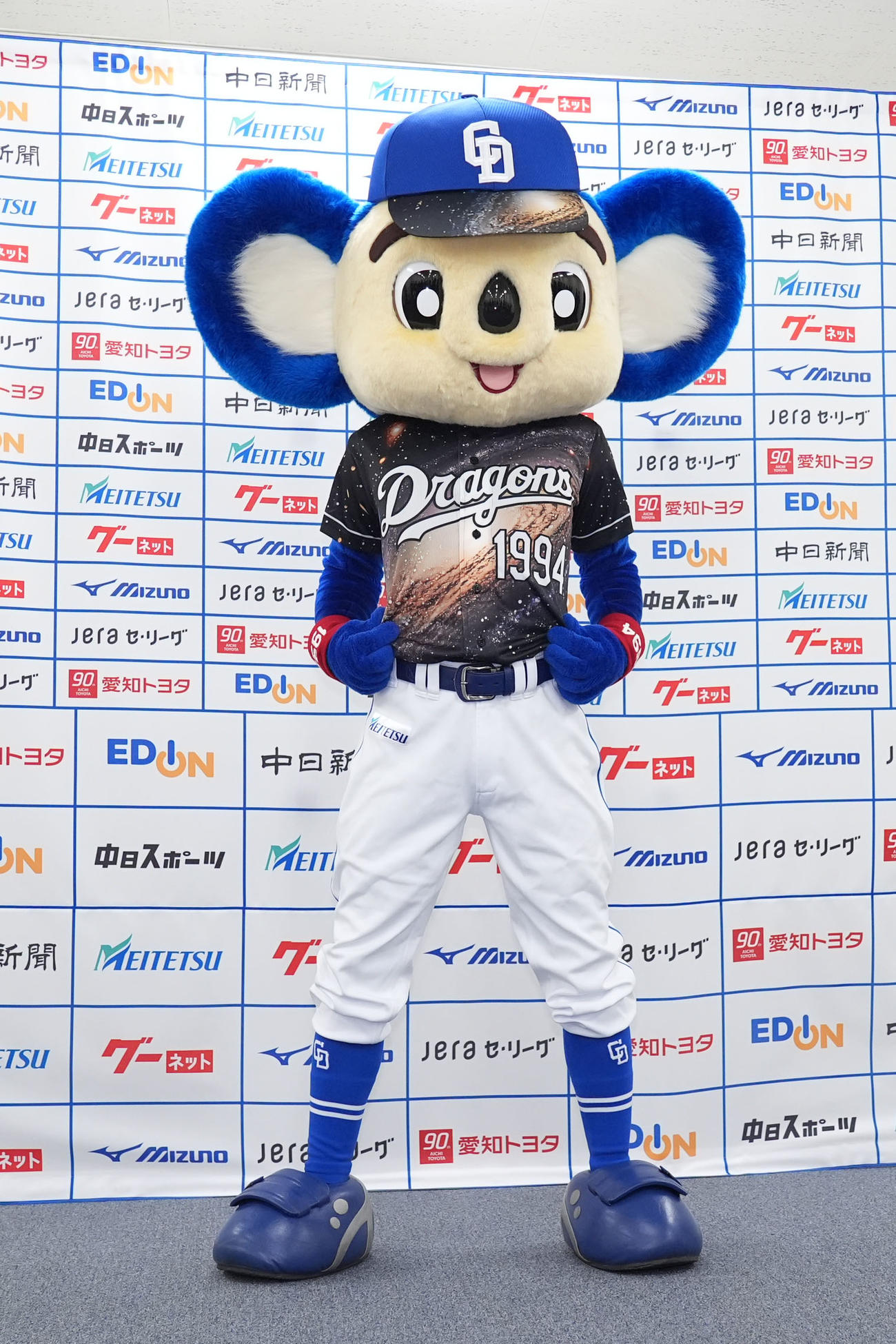 中日対阪神　試合前、「銀河」を表現したデザインの昇竜ユニホームを着こなすドアラ（撮影・森本幸一）