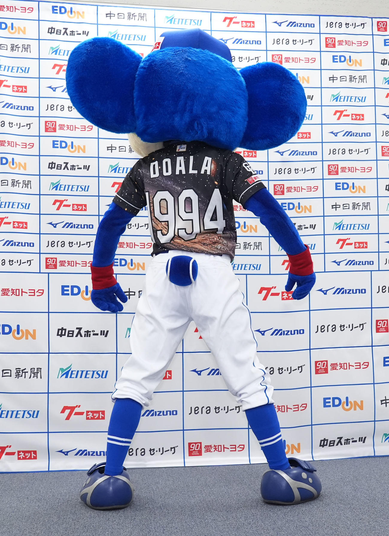 中日対阪神　試合前、「銀河」を表現したデザインの昇竜ユニホームを着こなすドアラ（撮影・森本幸一）