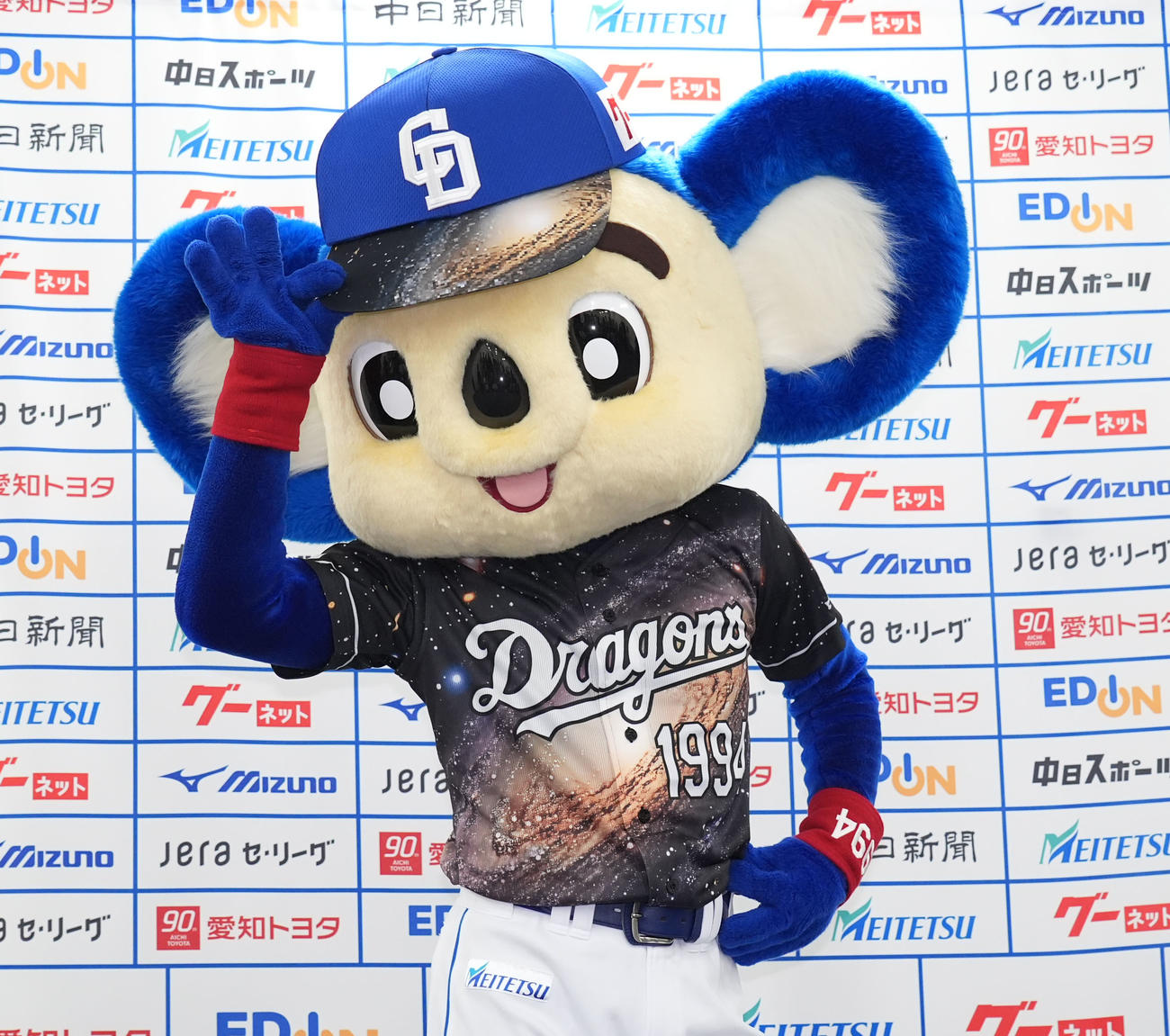 中日対阪神　試合前、「銀河」を表現したデザインの昇竜ユニホームを着こなすドアラ（撮影・森本幸一）