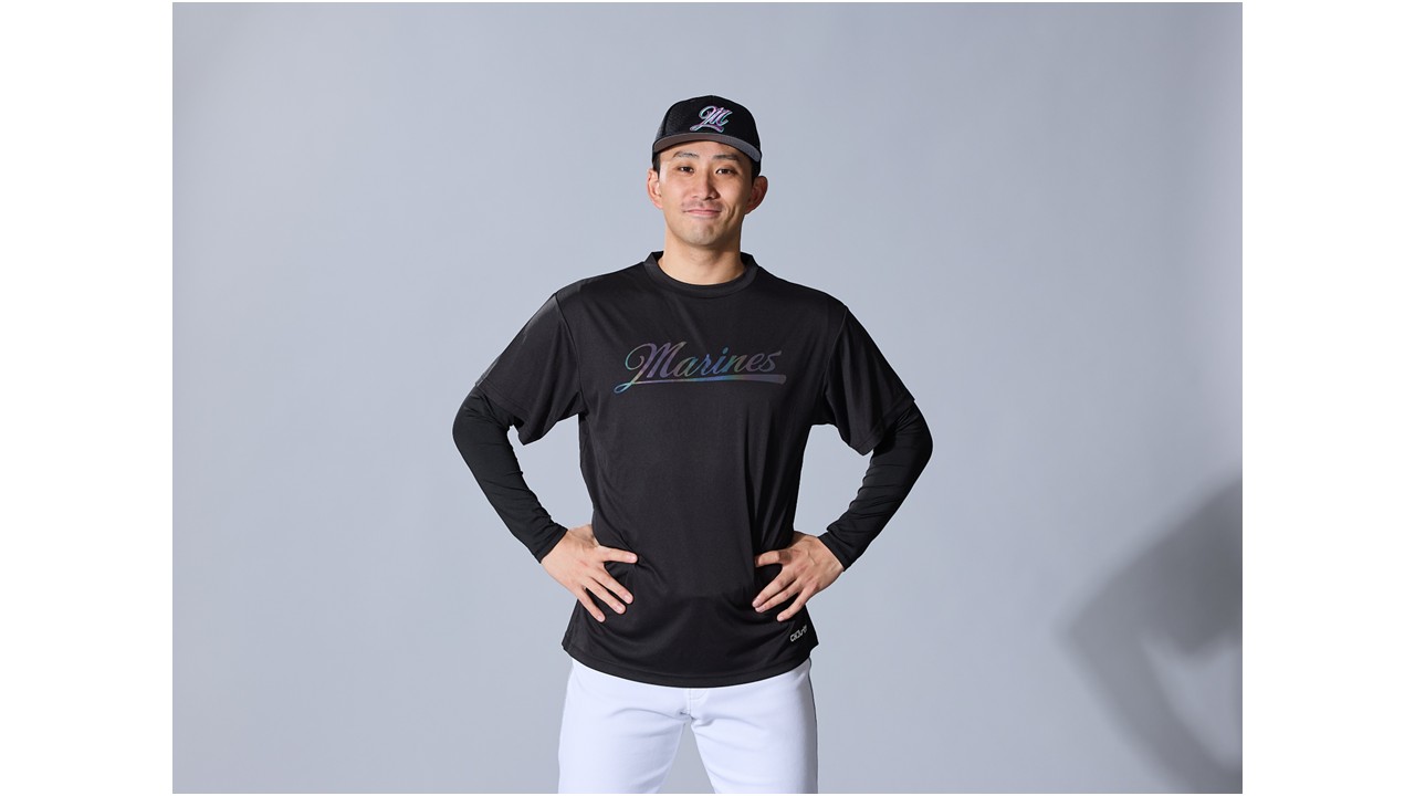 「BLACKSUMMERオリジナルTシャツ」を着用する小島（球団提供）