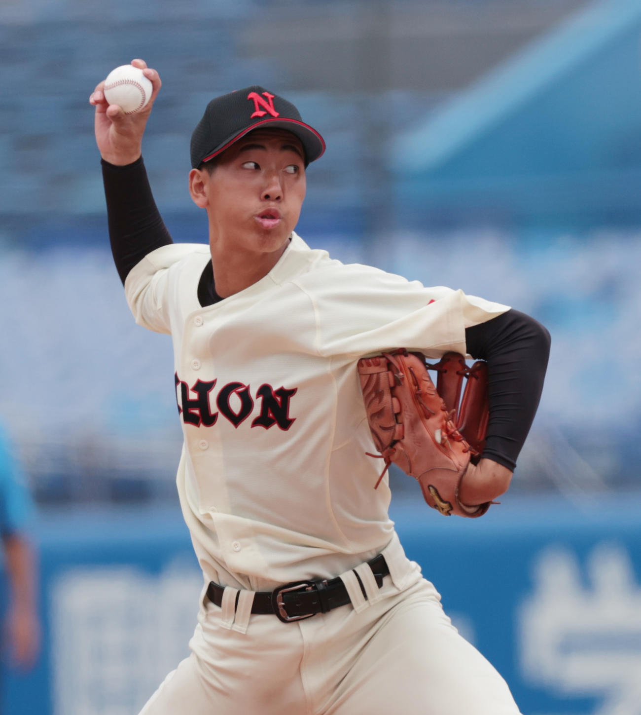 日大対亜大　2回途中から登板した日大・石井（撮影・柴田隆二）