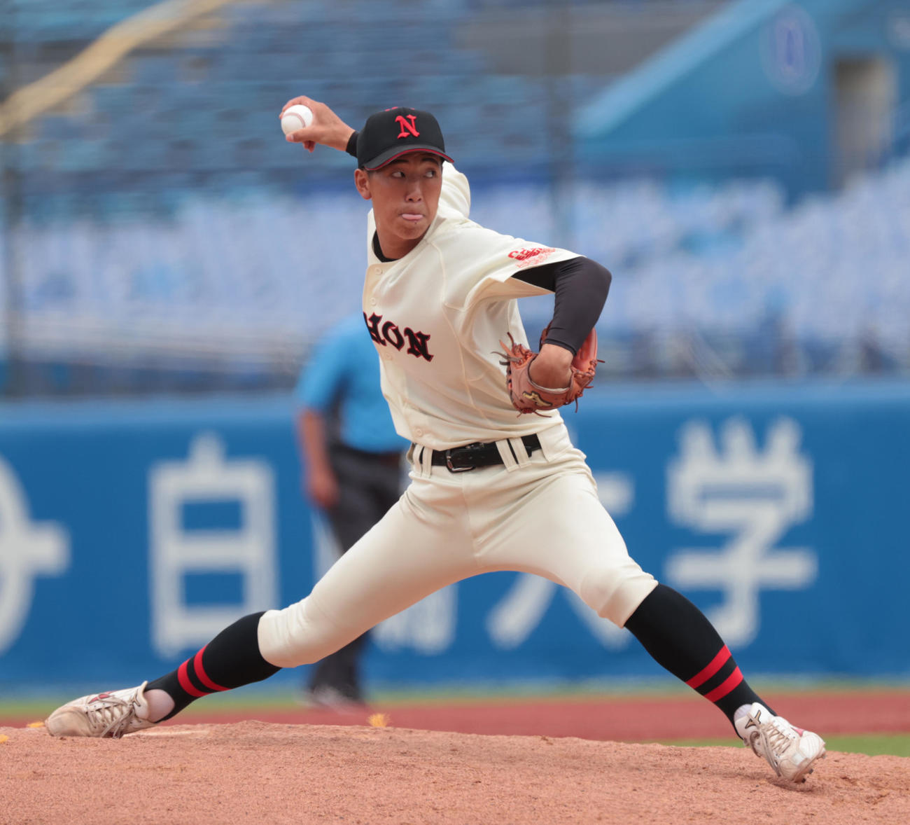 日大対亜大　2回途中から登板した日大・石井（撮影・柴田隆二）