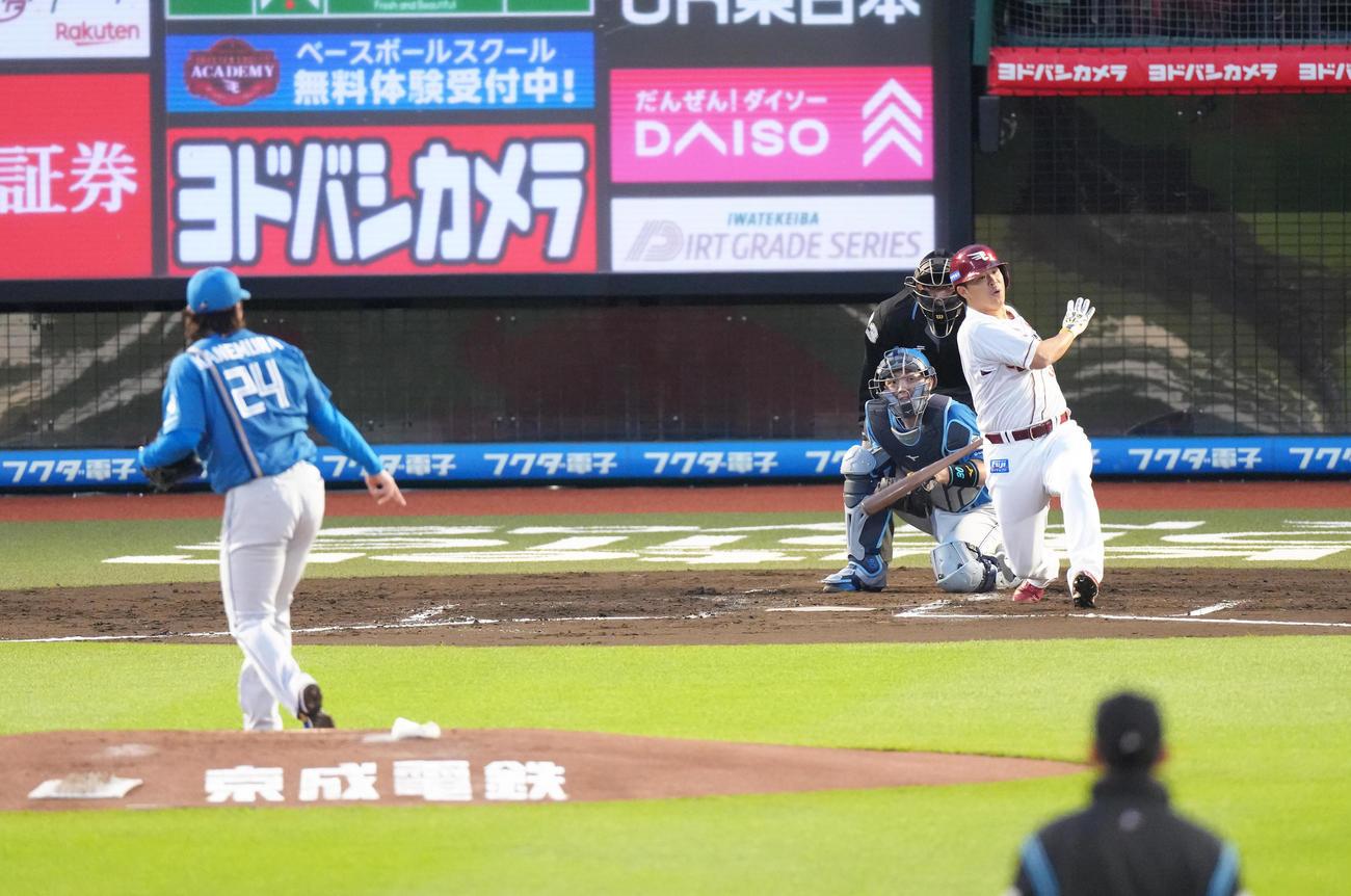 楽天対日本ハム　2回裏楽天2死、浅村は通算1999安打となる左前打を放つ。投手金村（撮影・足立雅史）