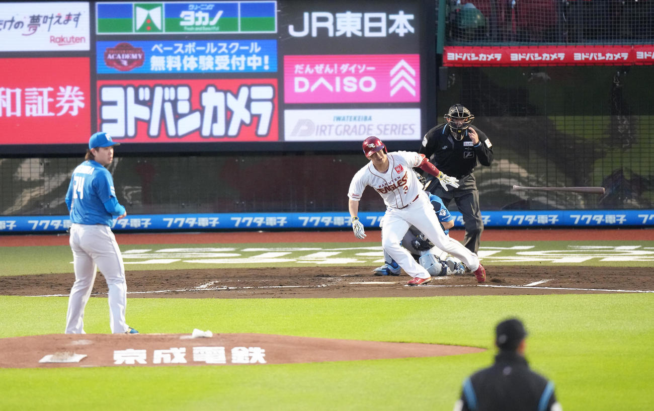 楽天対日本ハム　2回裏楽天2死、浅村は通算1999安打となる左前打を放つ。投手金村（撮影・足立雅史）