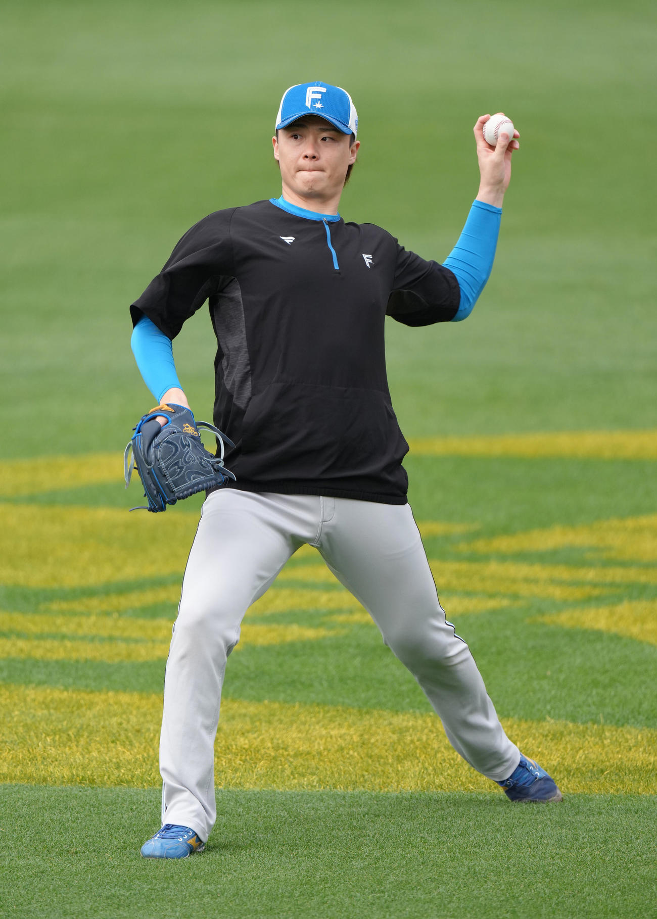 キャッチボールで調整する日本ハム山崎（撮影・足立雅史）
