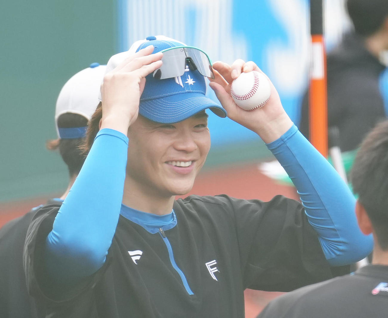楽天対日本ハム　練習中、笑顔を見せる日本ハム山崎（撮影・足立雅史）