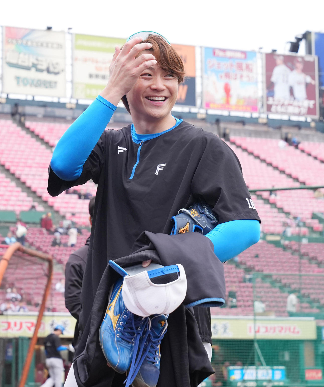 楽天対日本ハム　試合前練習を終え引き揚げる日本ハム山崎福（撮影・垰建太）