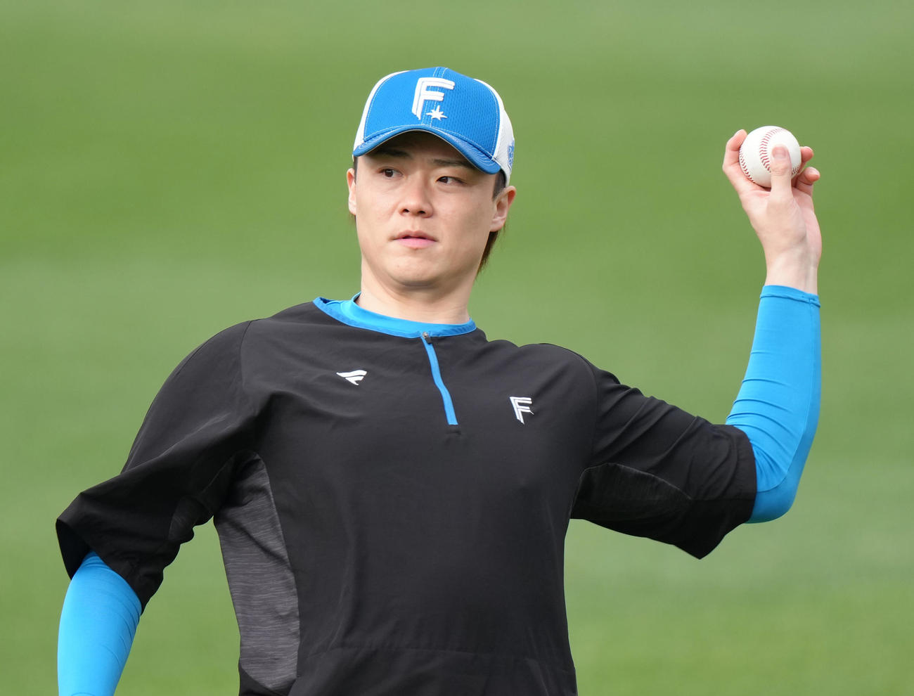 キャッチボールで調整する日本ハム山崎（撮影・足立雅史）