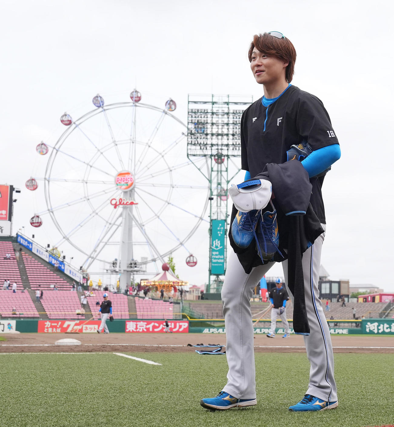 楽天対日本ハム　試合前練習を終え引き揚げる日本ハム山崎福（撮影・垰建太）