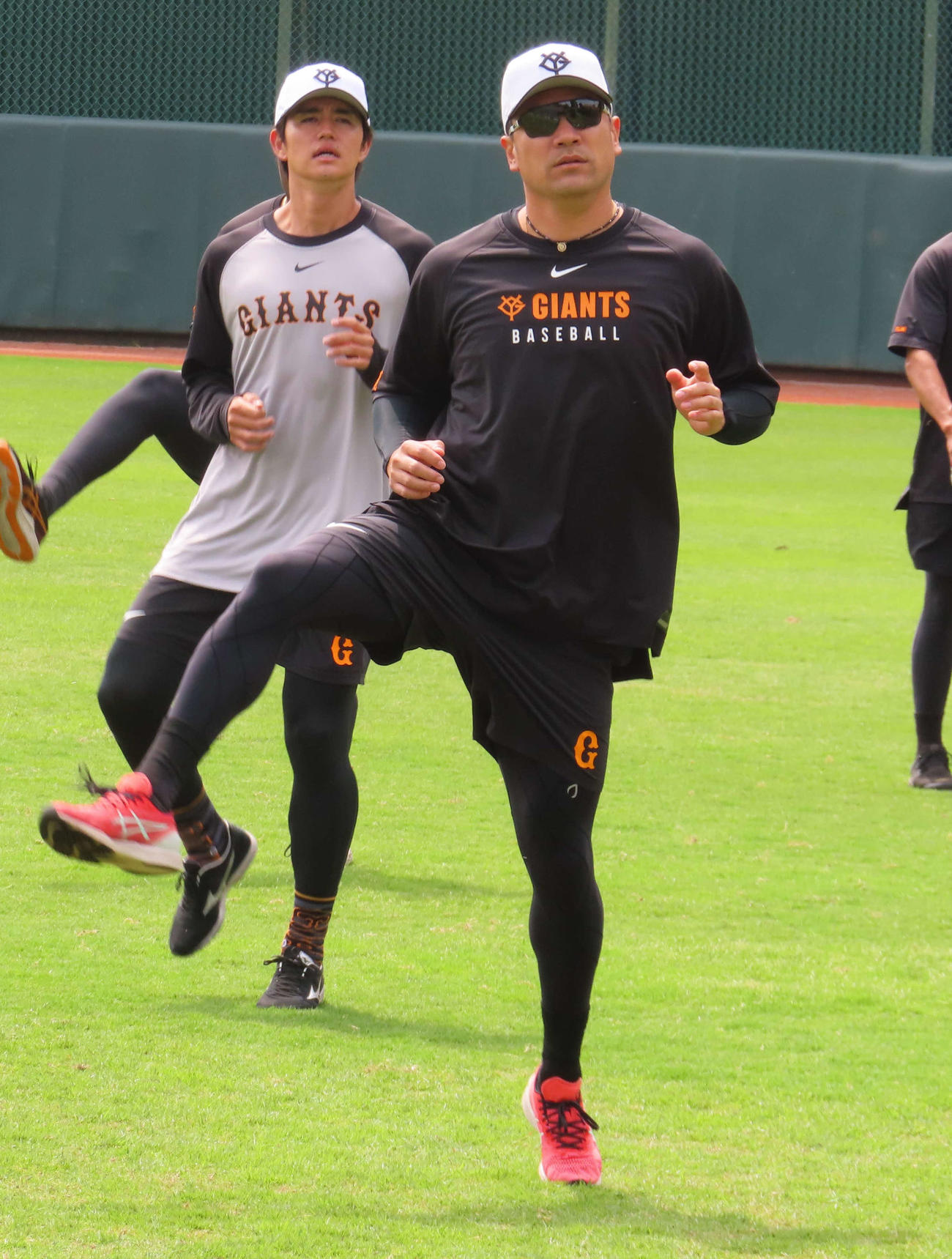 ウオーミングアップを行う巨人田中将（撮影・水谷京裕）