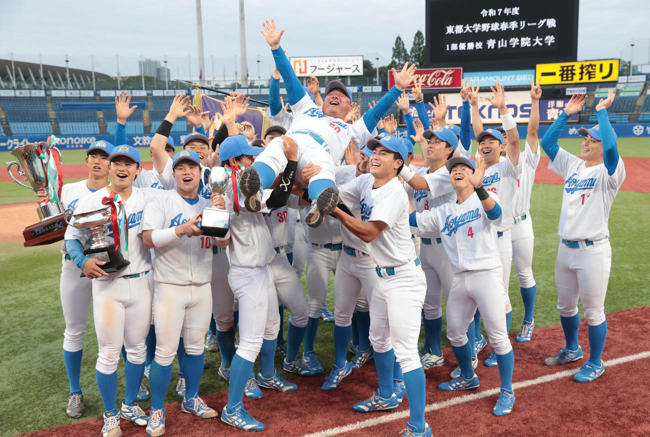 5連覇を達成した青学大ナインは安藤寧則監督を胴上げする。右端は中西（撮影・柴田隆二）