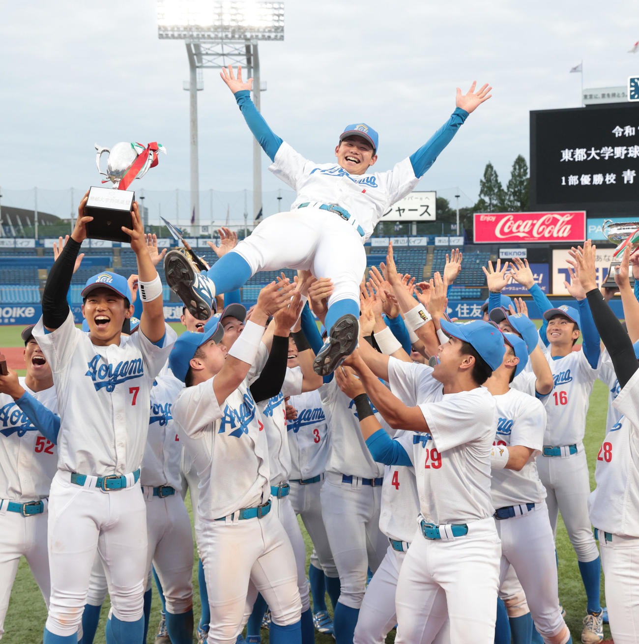 5連覇を達成した青学大ナインは藤原主将を胴上げする（撮影・柴田隆二）