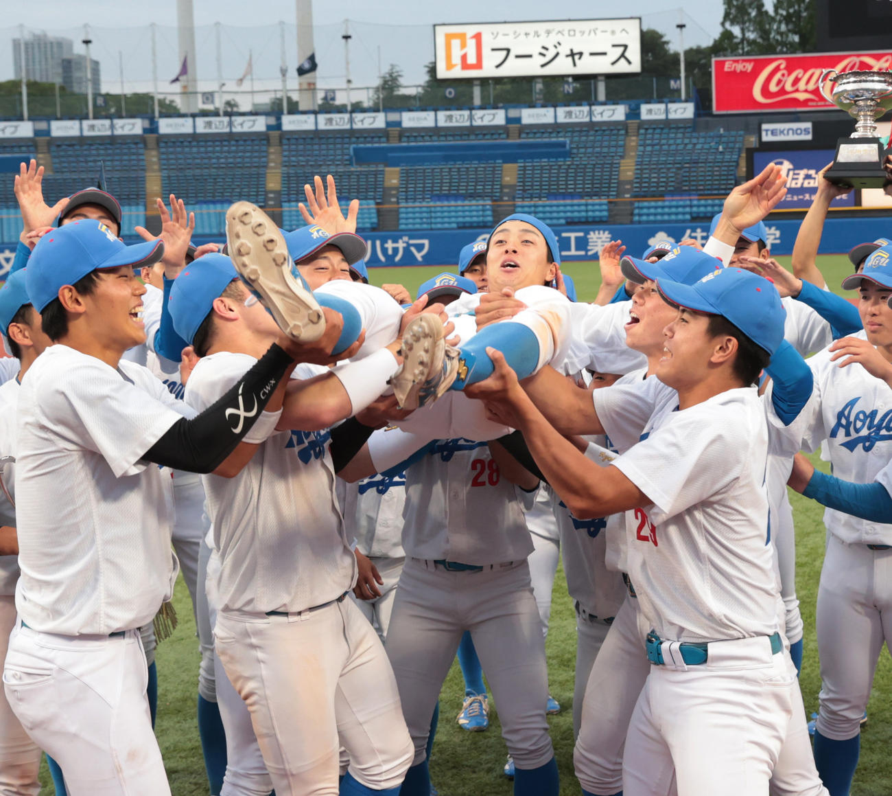 5連覇を達成した青学大ナインは初谷を胴上げする（撮影・柴田隆二）
