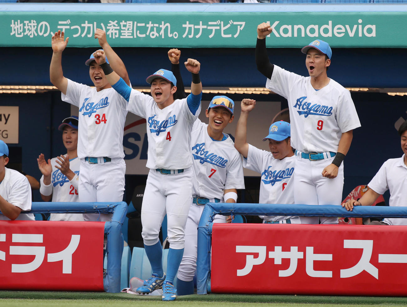 国学院大対青学大　1回裏青学大1死二塁、小田の二塁内野安打と相手エラーで先制点を挙げ喜ぶナイン（撮影・柴田隆二）