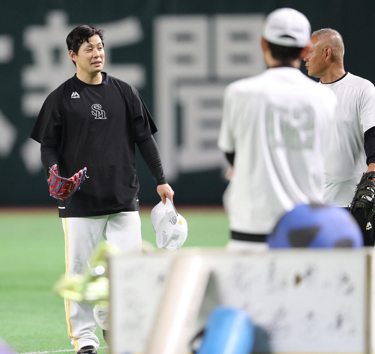 練習を終えた大江は丁寧にあいさつしながら引きあげる（撮影・梅根麻紀）