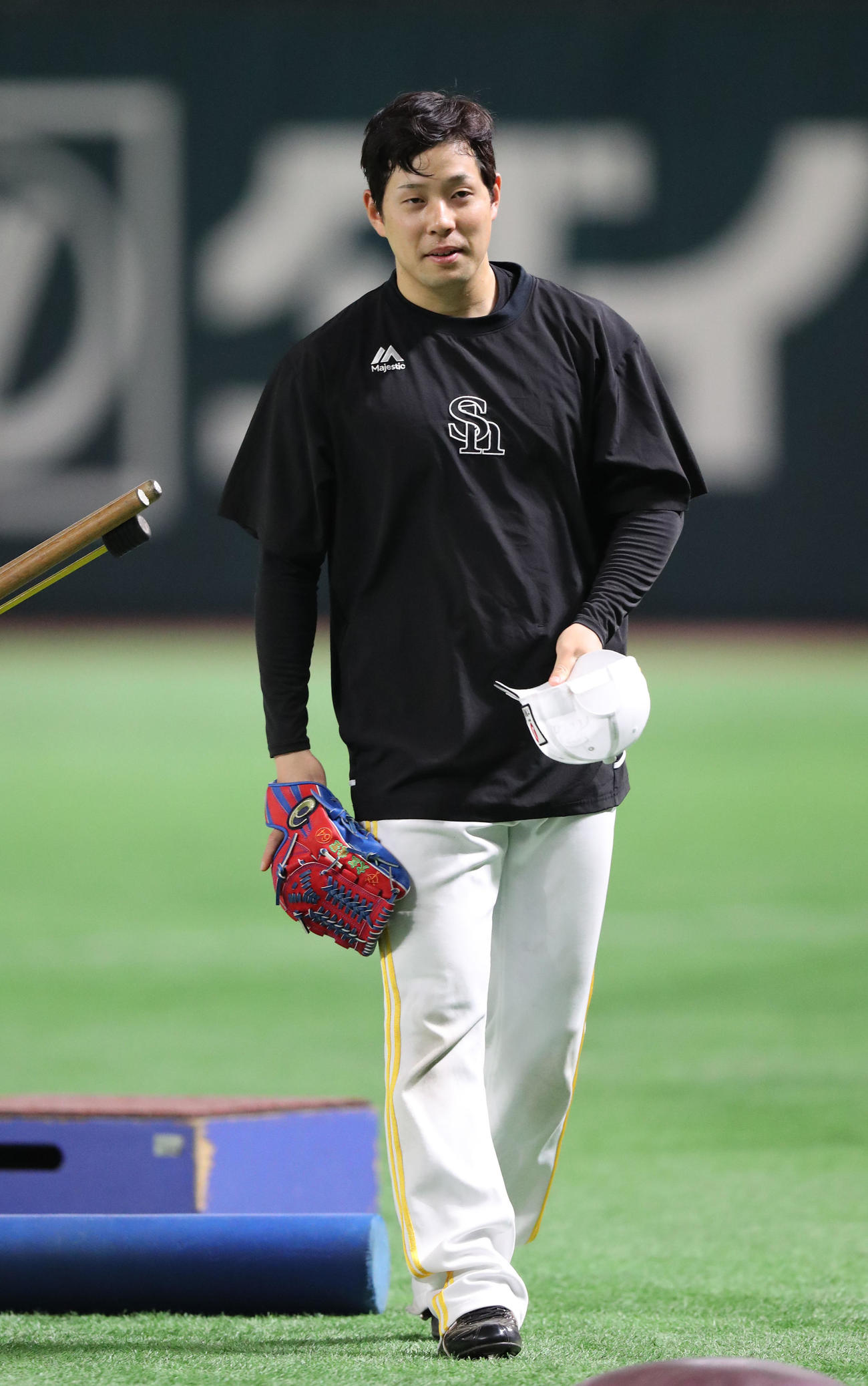 練習を終えた大江は丁寧にあいさつしながら引きあげる（撮影・梅根麻紀）