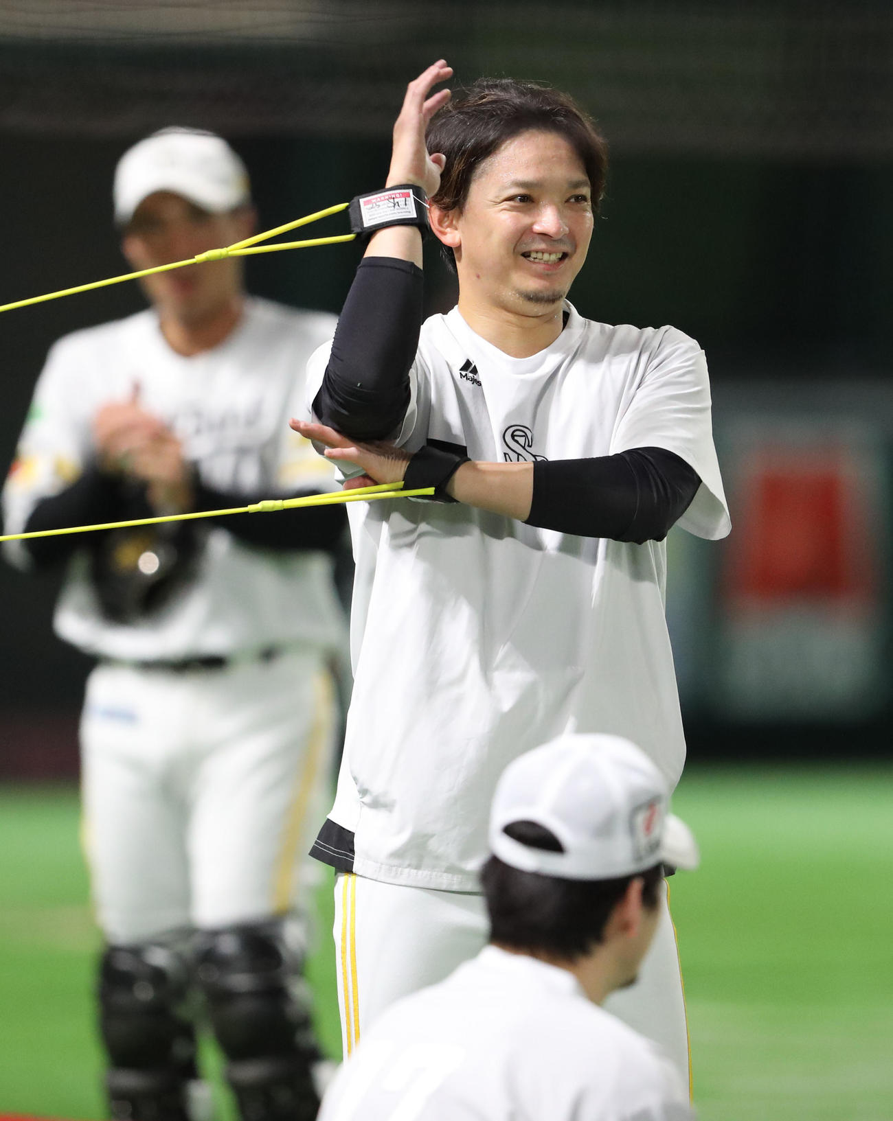 笑顔でトレーニングを行う東浜（撮影・梅根麻紀）