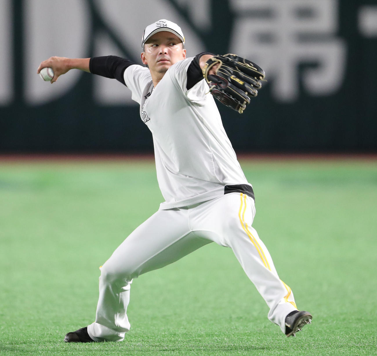 キャッチボールで調整する東浜（撮影・梅根麻紀）