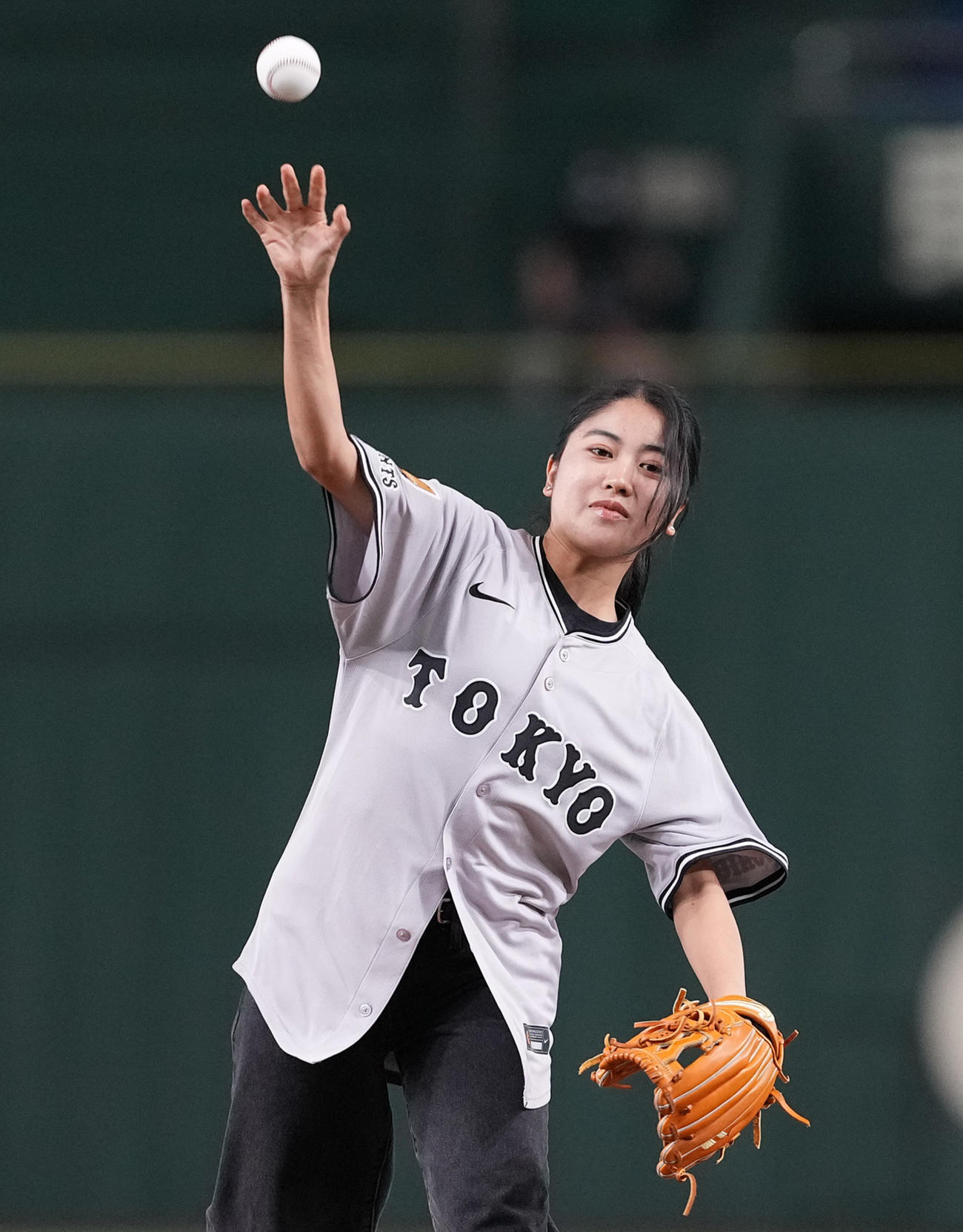 巨人対ヤクルト　ファーストピッチセレモニーで投球するスケートボード選手の中山楓奈（撮影・鈴木みどり）
