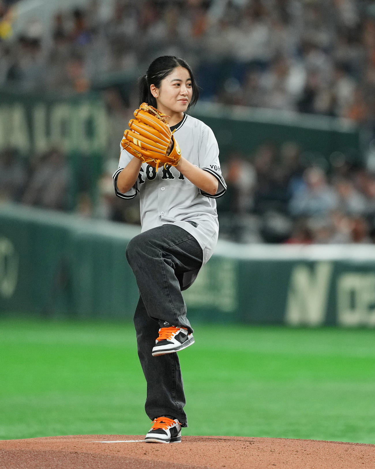 巨人対ヤクルト　ファーストピッチセレモニーで投球する女子スケートボードの東京五輪銅メダリスト中山（撮影・菅敏）