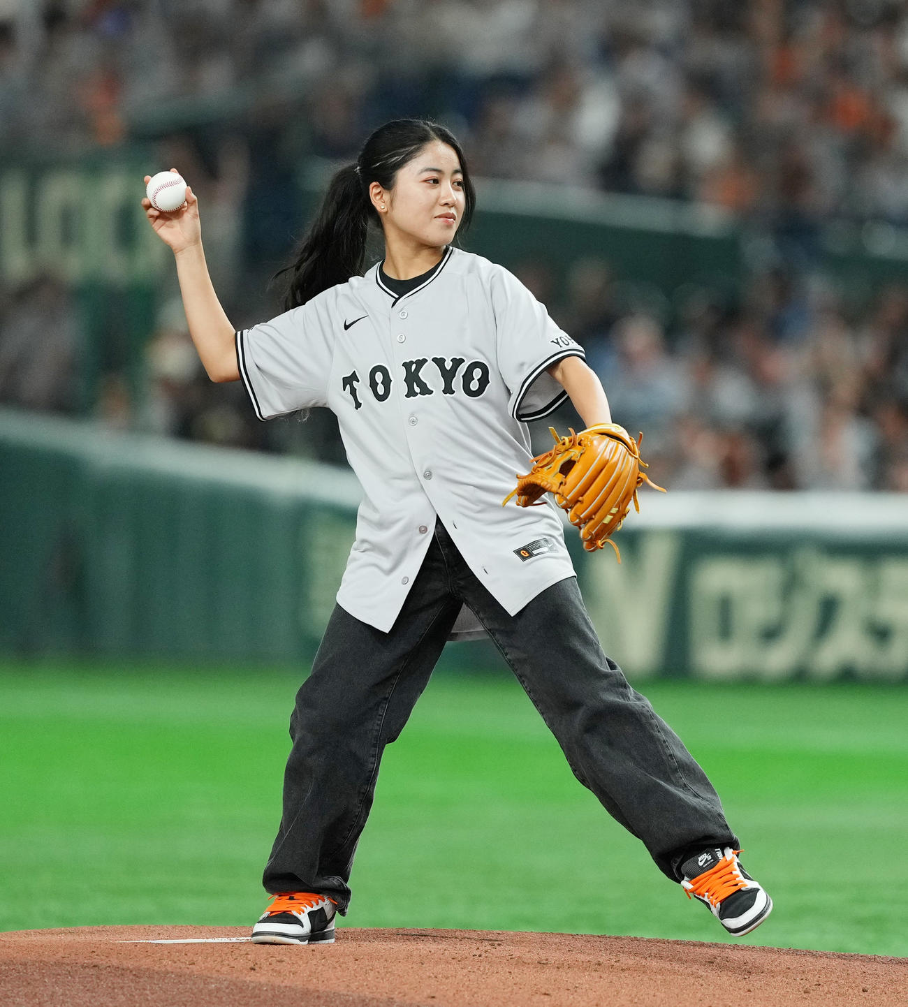巨人対ヤクルト　ファーストピッチセレモニーで投球する女子スケートボードの東京五輪銅メダリスト中山（撮影・菅敏）